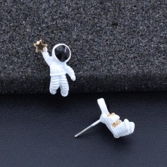 2018 New Fashion Astronaut Ear Stud Silicone Asymmetric Earring Creative Space Star Earring Jewelry Gift For Women Girls